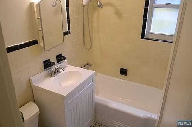 125 Clinton Ave, Bergenfield NJ  07621-2728 exterior