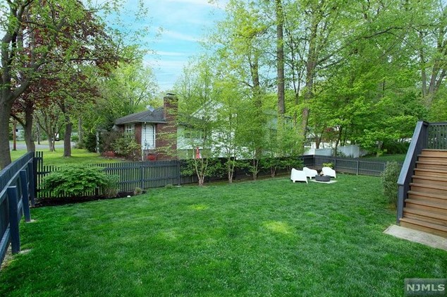 285 Riveredge Rd, Tenafly NJ 07670-1942 exterior