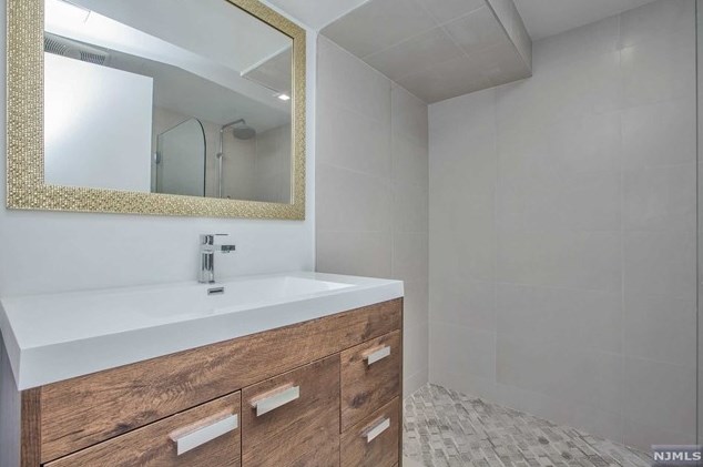 285 Riveredge Rd, Tenafly NJ 07670-1942 exterior