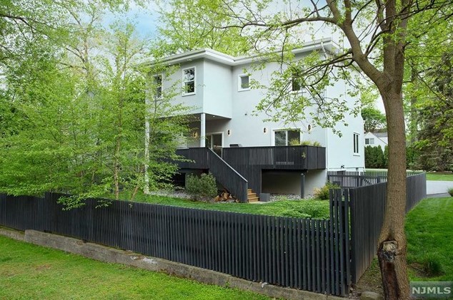 285 Riveredge Rd, Tenafly NJ 07670-1942 exterior