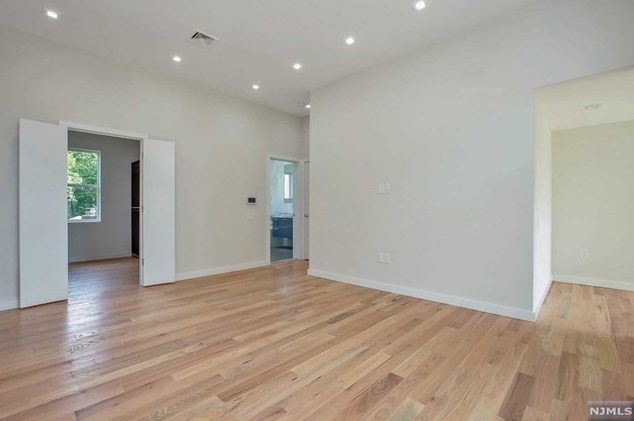 285 Riveredge Rd, Tenafly NJ 07670-1942 exterior