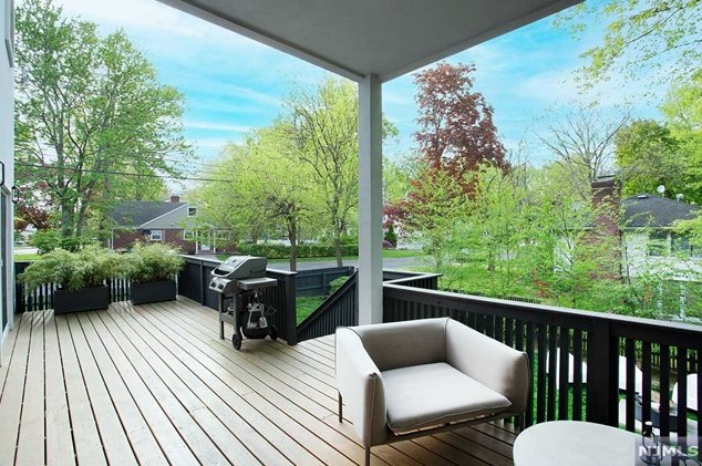 285 Riveredge Rd, Tenafly NJ 07670-1942 exterior