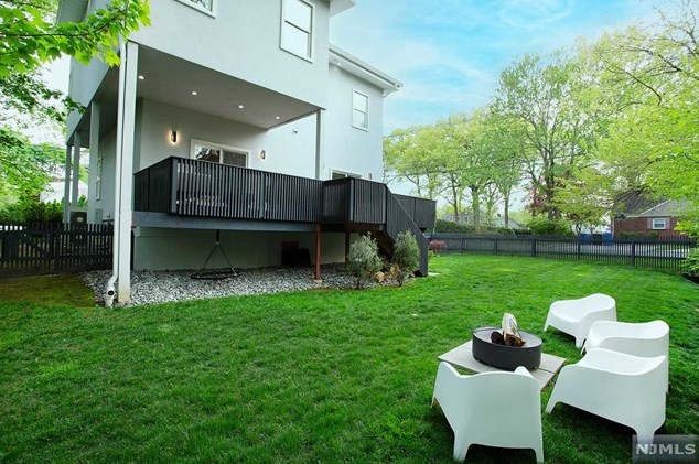 285 Riveredge Rd, Tenafly NJ 07670-1942 exterior