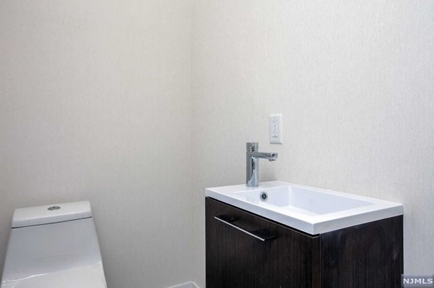 285 Riveredge Rd, Tenafly NJ 07670-1942 exterior