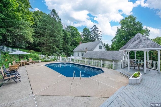 1687 County Rd 565, Wantage NJ 07461-4809 exterior