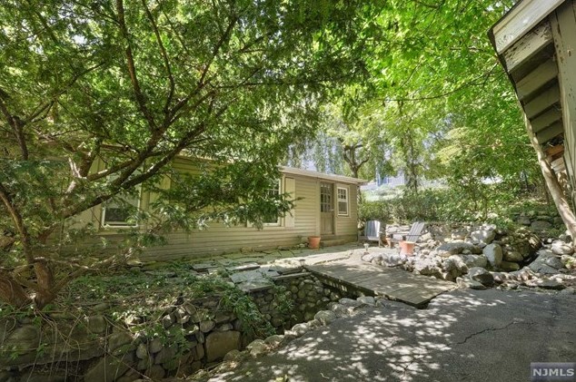 192 Pascack Rd, Park Ridge NJ 07656-1174 exterior