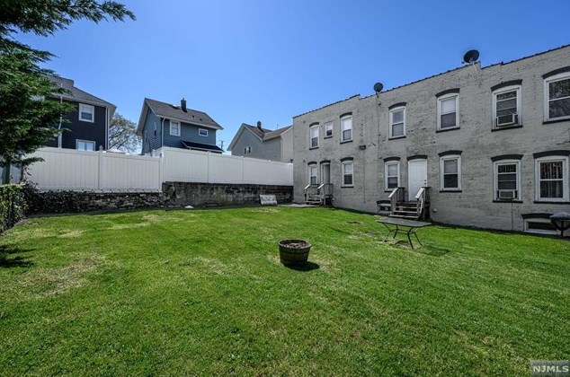 557 Broad St, Carlstadt NJ  07072-1150 exterior