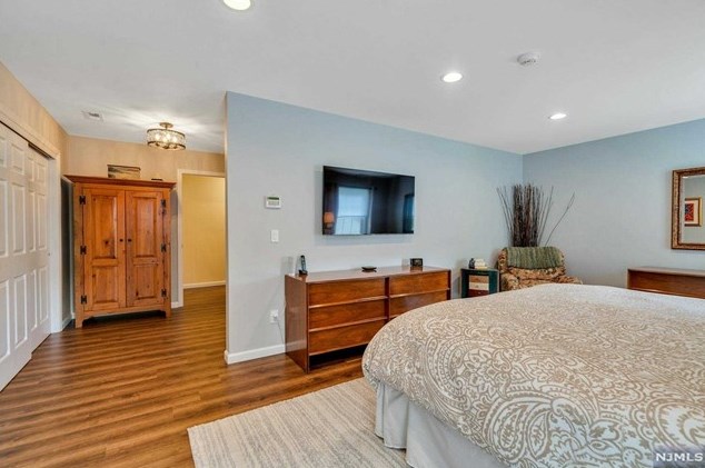 44 Allison Way, Emerson NJ 07630-1829 exterior