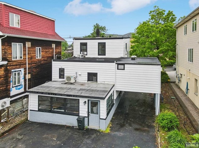 1111 Farm Rd, Secaucus NJ  07094-4042 exterior