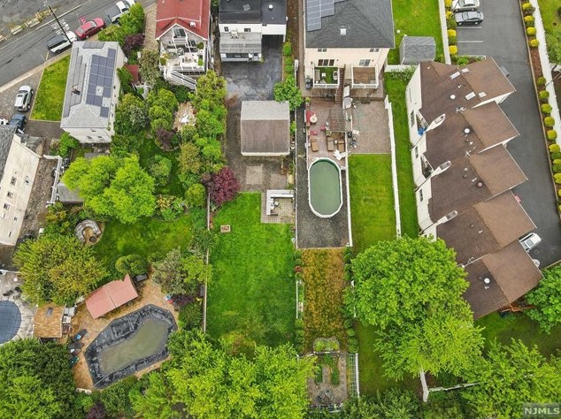 1111 Farm Rd, Secaucus NJ  07094-4005 exterior