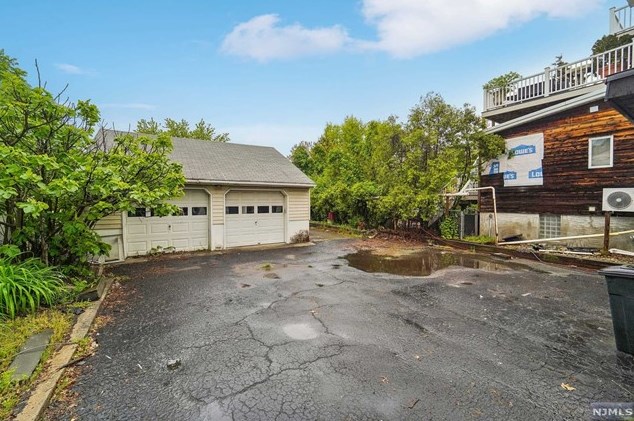 1111 Farm Rd, Secaucus NJ  07094-4005 exterior