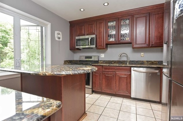 24 Glenn Ct, East Rutherford NJ 07073-1114 exterior