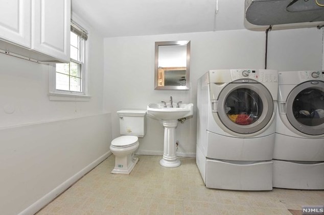 24 Glenn Ct, East Rutherford NJ 07073-1114 exterior