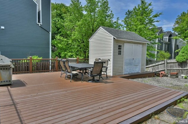 24 Glenn Ct, East Rutherford NJ 07073-1114 exterior