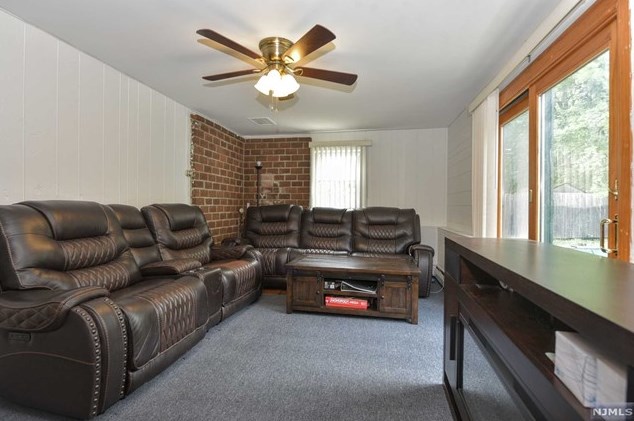 24 Glenn Ct, East Rutherford NJ 07073-1114 exterior