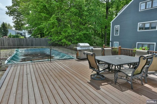 24 Glenn Ct, East Rutherford NJ 07073-1114 exterior