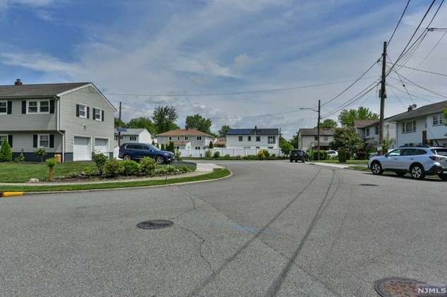 24 Glenn Ct, East Rutherford NJ 07073-1114 exterior