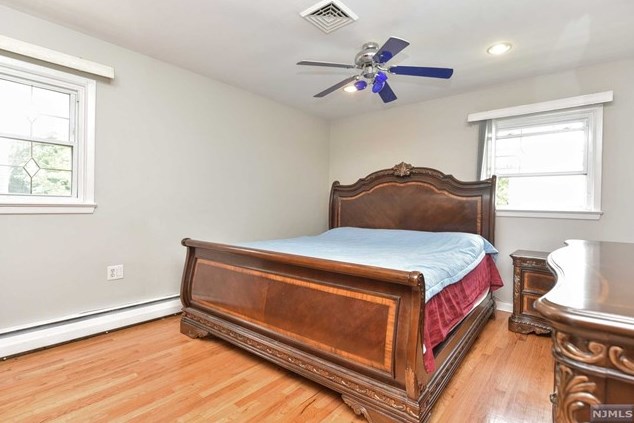 24 Glenn Ct, East Rutherford NJ 07073-1114 exterior