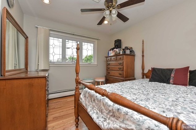 24 Glenn Ct, East Rutherford NJ 07073-1114 exterior