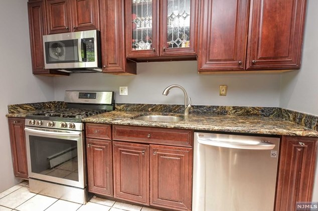 24 Glenn Ct, East Rutherford NJ 07073-1114 exterior