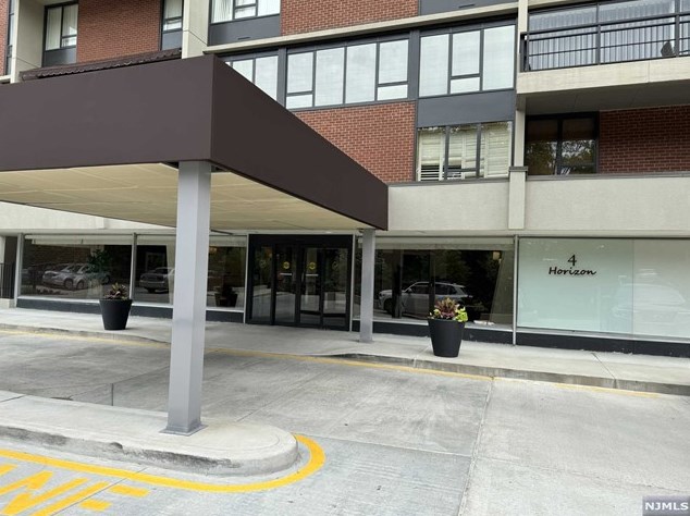 4 Horizon Rd, West Fort Lee NJ  07024-6701 exterior