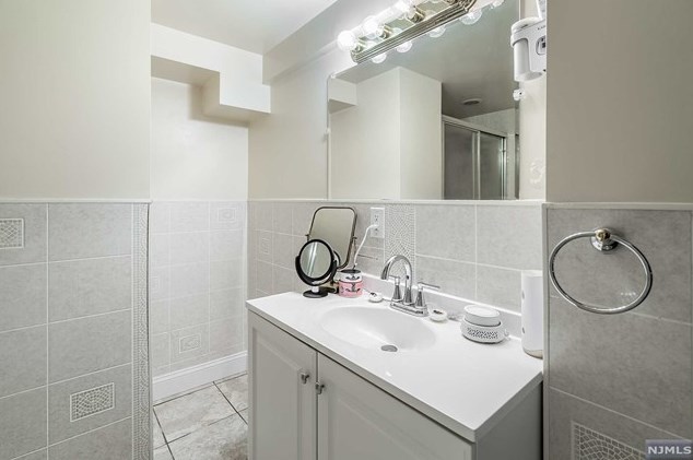 241 Van Buskirk Rd, Teaneck NJ 07666-6361 exterior