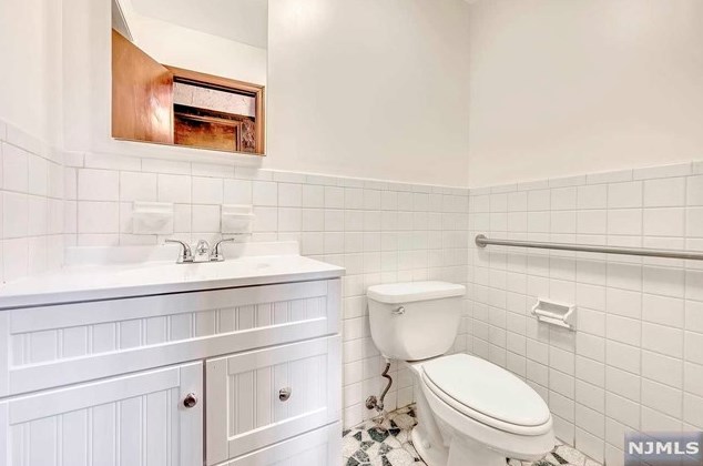 453 Madeline Ave, Outwater NJ 07026-2006 exterior