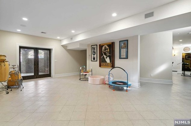 49 Buckingham Rd, Tenafly NJ 07670-3101 exterior