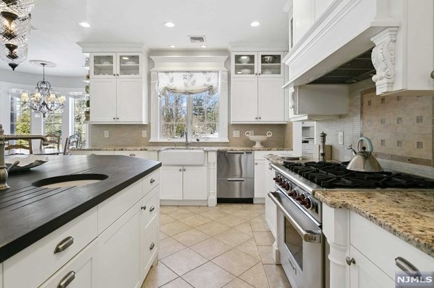 49 Buckingham Rd, Tenafly NJ 07670-3101 exterior