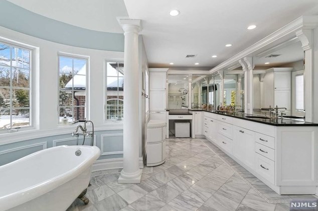 49 Buckingham Rd, Tenafly NJ 07670-3101 exterior