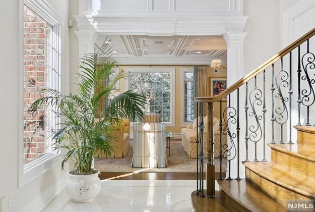 49 Buckingham Rd, Tenafly NJ 07670-3101 exterior