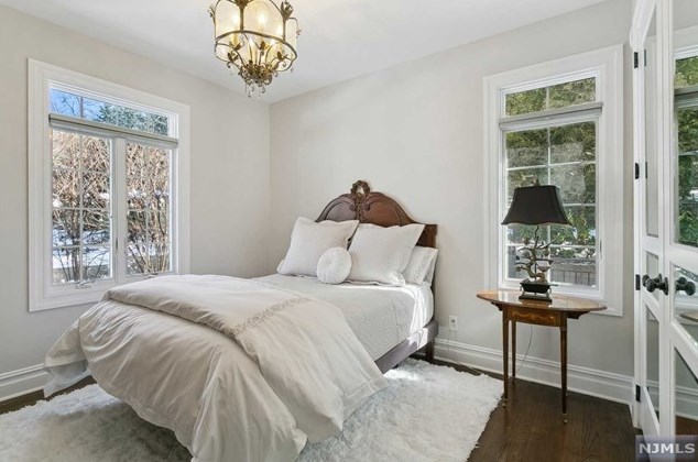 49 Buckingham Rd, Tenafly NJ 07670-3101 exterior