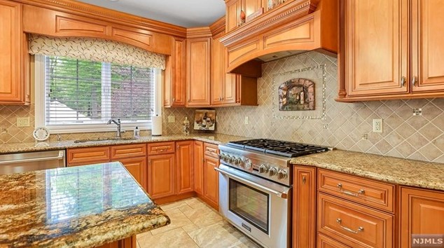 59 Chapel Rd, Mahwah NJ 07430-2842 exterior