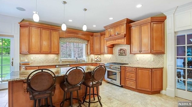 59 Chapel Rd, Mahwah NJ 07430-2842 exterior