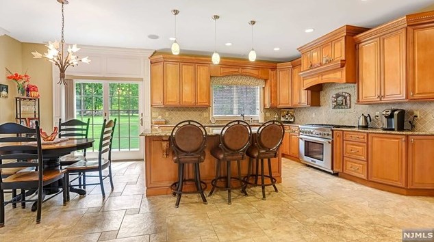 59 Chapel Rd, Mahwah NJ 07430-2842 exterior