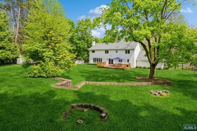 18 Cedar Ct, Closter NJ 07624-1012 exterior