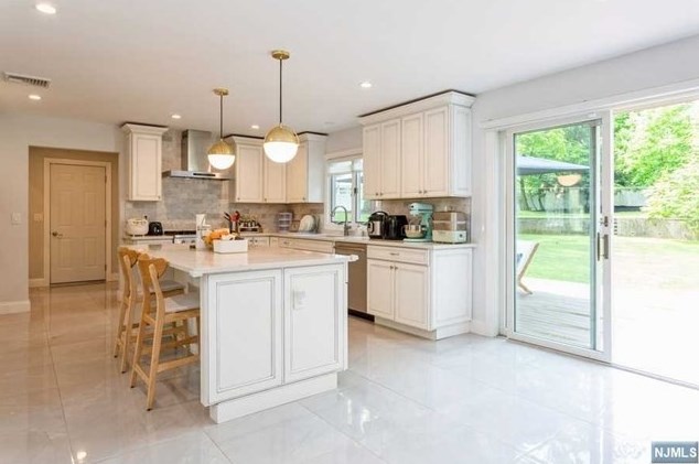 18 Cedar Ct, Closter NJ 07624-1012 exterior