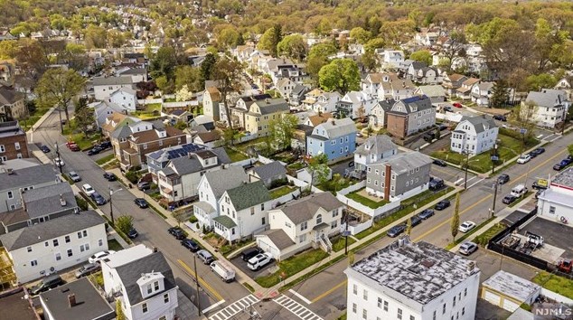 85 Franklin Ave, Town Center NJ 07052-6047 exterior