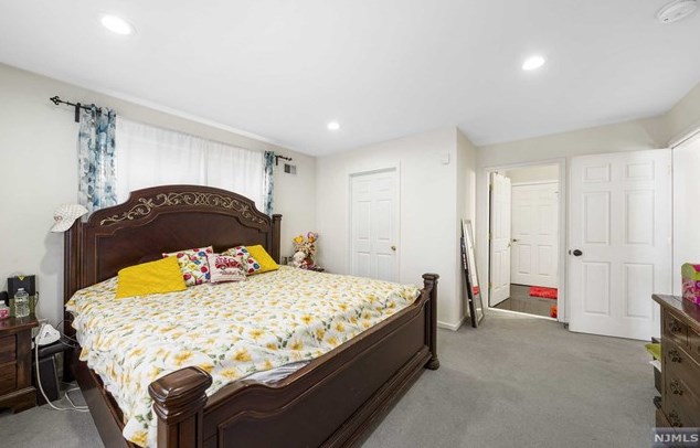 85 Franklin Ave, Town Center NJ 07052-6047 exterior