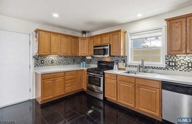 85 Franklin Ave, Town Center NJ 07052-6047 exterior