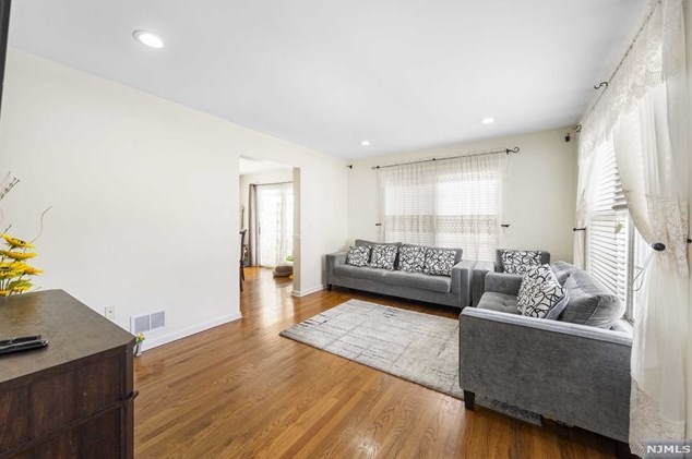 85 Franklin Ave, Town Center NJ 07052-6047 exterior