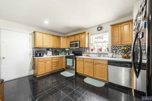 85 Franklin Ave, Town Center NJ 07052-6047 exterior