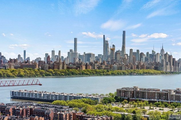 320 Adolphus Ave, Cliffside Park NJ  07010-2704 exterior