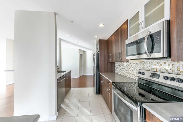 305 Palisade Ave, Cliffside Park NJ  07010-2726 exterior
