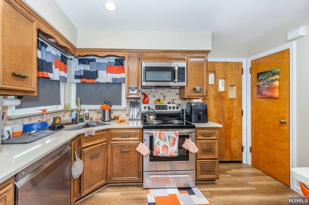 156 Lee St, Elmwood Park NJ  07407-2211 exterior