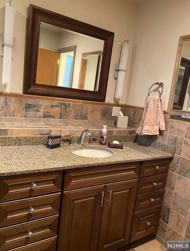 156 Lee St, Elmwood Park NJ  07407-2211 exterior