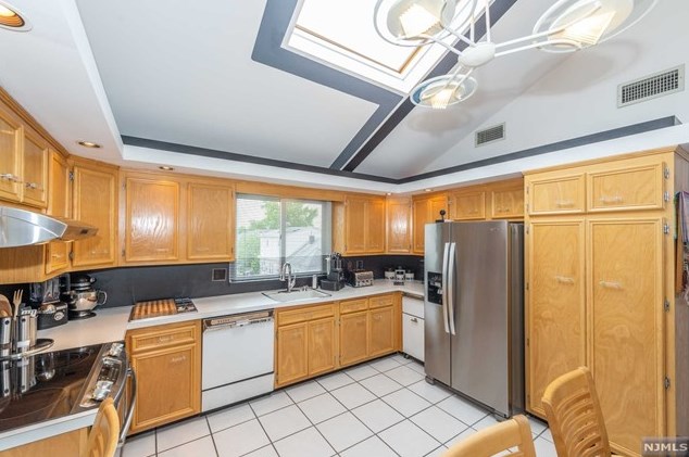 156 Lee St, Elmwood Park NJ  07407-2211 exterior