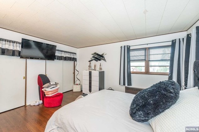 156 Lee St, Elmwood Park NJ  07407-2211 exterior