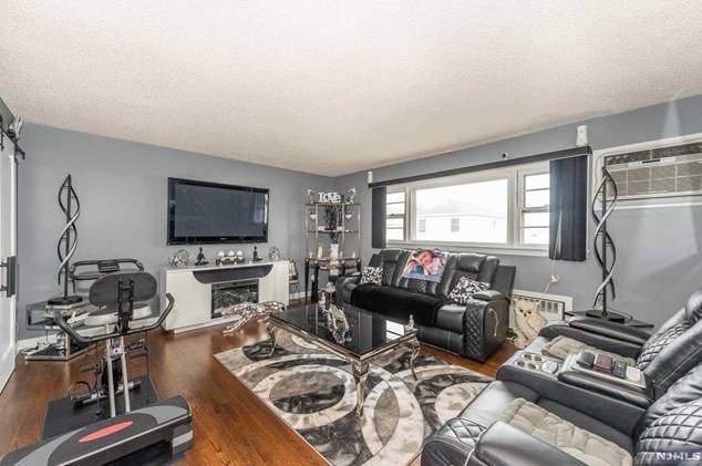 156 Lee St, Elmwood Park NJ  07407-2211 exterior