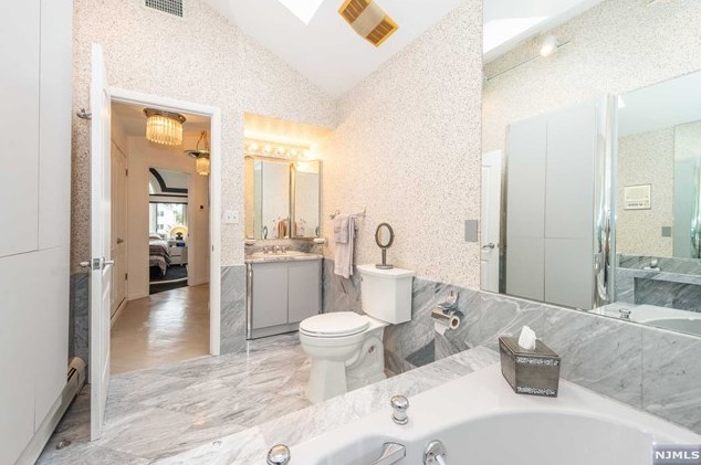 156 Lee St, Elmwood Park NJ  07407-2211 exterior